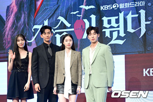 [OSEN=최규한 기자] 26일 오후 서울 신도림동 디큐브시티 더 세인트에서 KBS 2TV 새 월화드라마 ‘가슴이 뛴다’ 제작발표회가 열렸다.드라마 ‘가슴이 뛴다’는 100년 중 하루 차이로 인간이 되지 못한 반인뱀파이어 선우혈(옥택연)과 인간미라고는 찾아볼 수 없는 여자 주인해(원지안)가 어쩌다 동거를 시작, 진정한 온기를 찾아가는 아찔한 목숨 담보 공생 로맨스다.배우 윤소희, 옥택연, 원지안, 박강현(왼쪽부터)이 포토타임을 하고 있다. 2023.06.26 / dreamer@osen.co.kr