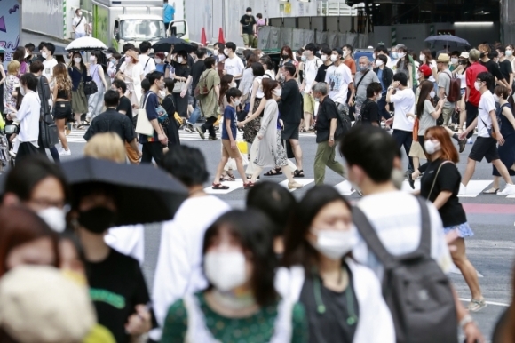 코로나19 예방 마스크를 쓴 사람들이 2일 일본 도쿄의 중심가를 걷고 있다. 2020.08.02  AP 연합뉴스