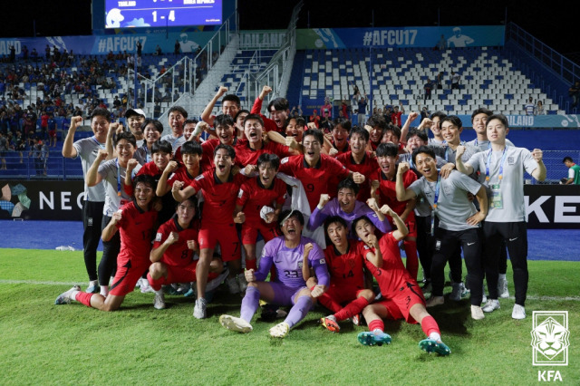 한국 17세 이하(U-17) 축구 대표팀 선수들이 25일 U-17 아시안컵 8강전에서 태국을 4 대 1로 꺾고 대회 준결승 진출을 확정한 뒤 기념 촬영을 하고 있다. 사진 제공=대한축구협회