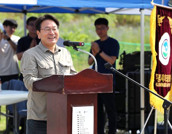 강기정 광주광역시장이 지난 24일 광산구 서봉파크골프장에서 열린 ‘제12회 광주광역시장배 생활체육 파크골프대회’에 참석해 대회사를 하고 있는 모습. 사진제공ㅣ광주광역시