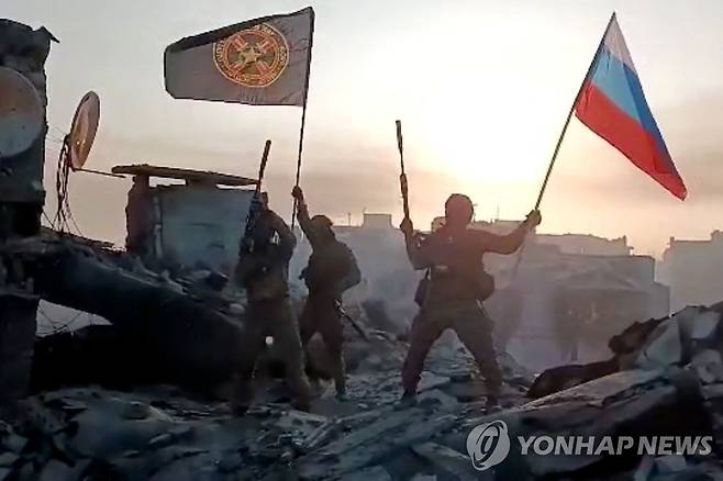 러시아 국기 펼쳐든 바그너그룹 용병 [연합뉴스 자료사진]