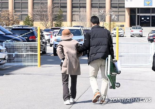 경찰서 나서는 급발진 의심 사고 할머니 (강릉=연합뉴스) 지난해 12월 강릉에서 차량 급발진 의심 사고로 12살 손자를 잃고, 교통사고처리 특례법상 치사 혐의로 입건된 60대 할머니가 지난 3월 20일 첫 경찰조사를 마치고 아들의 부축을 받으며 경찰서를 떠나는 모습. [연합뉴스 자료사진]