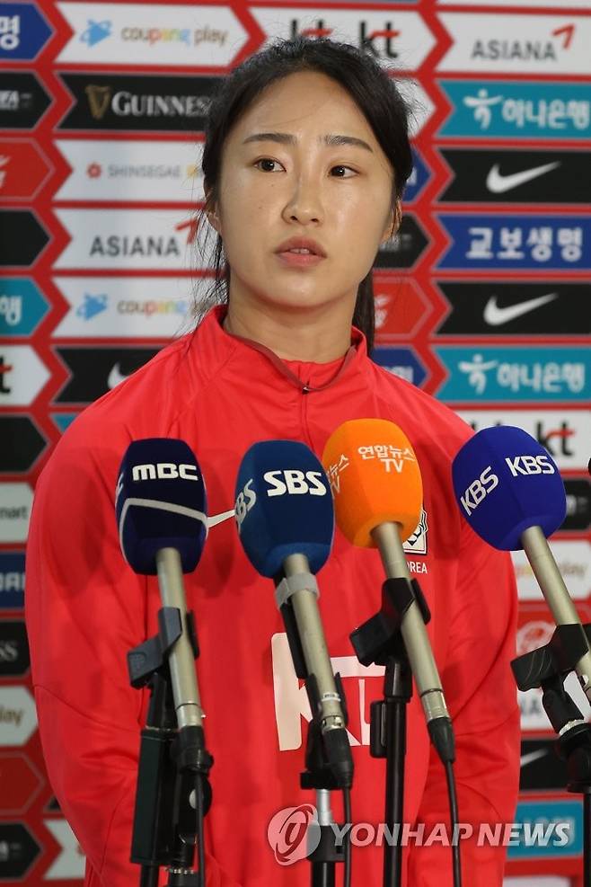 인터뷰 하는 이영주 (파주=연합뉴스) 김주성 기자 = 2023 국제축구연맹(FIFA) 호주·뉴질랜드 여자 월드컵에 나서는 여자 축구대표팀의 이영주가 26일 오전 파주 국가대표팀트레이닝센터(NFC)에서 팀 훈련을 시작하기에 앞서 취재진과 인터뷰하고 있다. 2023.6.26 utzza@yna.co.kr