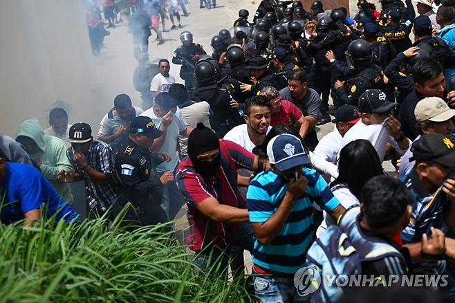 투표소 앞에서 충돌하는 과테말라 경찰과 유권자들 (산후안델골포[과테말라] AFP=연합뉴스) 과테말라 경찰과 유권자들이 25일(현지시간) 수도 인근 마을인 산후안델골포에서 충돌하고 있다. 2023.6.26 clynnkim@yna.co.kr