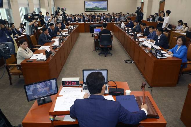 박정 국회 환노위원장이 27일 오후 서울 여의도 국회에서 열린 환경노동위원회 전체회의에서 의사봉을 두드리고 있다.(사진=뉴스1)