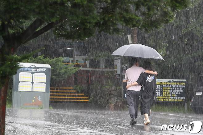 올해 첫 장맛비가 본격적으로 내린 25일 한라산에 많은 비가 내리면서 탐방로가 전면 통제됐다. 관광객들이 한라산 성판악 탐방로 입구를 향해 우산을 쓰고 걸어가고 있다.2023.6.25/뉴스1 ⓒ News1 강승남 기자