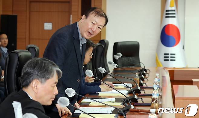 박인환 경찰제도발전위원회 위원장이 지난 5월 23일 오전 서울 종로구 세종대로 정부서울청사에서 열린 12차 회의에서 인사를 하고 있다. ⓒ News1 김명섭 기자