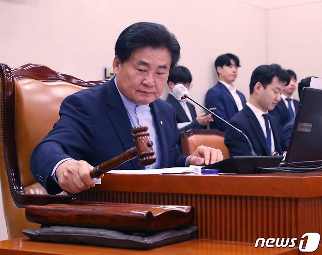 소병훈 국회 농해수위 위원장이 27일 서울 여의도 국회에서 열린 농림축산식품해양수산위원회 전체회의에서 의사봉을 두드리고 있다. 2023.6.27/뉴스1 ⓒ News1 송원영 기자