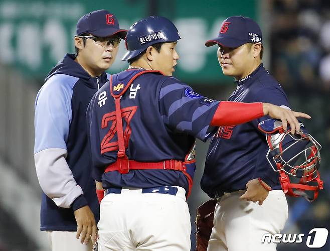 배영수 롯데 자이언츠 퓨처스 총괄 코치(왼쪽). 2023.5.30/뉴스1 ⓒ News1 김도우 기자