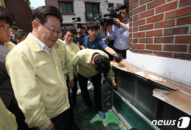 이재명 더불어민주당 대표가 27일 오후 서울 관악구 신사시장 일대에서 여름철 폭우·폭염·폭등 대책 마련을 위해 반지하를 점검 하고 있다. 2023.6.27/뉴스1 ⓒ News1 송원영 기자