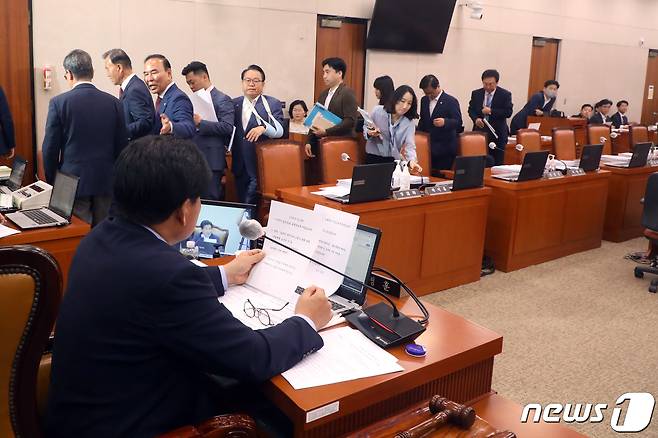 국민의힘 의원들이 27일 서울 여의도 국회에서 열린 농림축산식품해양수산위원회 전체회의에서 '후쿠시마 오염수 방류 계획 철회 및 수산물 안전성과 어업인 보호 대책 마련 촉구 결의안' 처리에 항의하며 퇴장하고 있다. 2023.6.27/뉴스1 ⓒ News1 황기선 기자