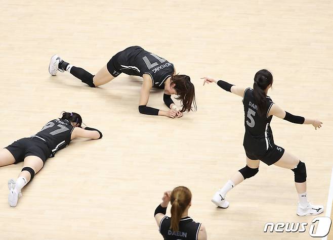 대한민국 여자 배구대표팀 정호영과 강소휘가 27일 오후 경기 수원시 서수원칠보체육관에서 열린 국제배구연맹(FIVB) 발리볼네이션스리그(VNL) 여자대회 대한민국과 불가리아의 경기에서 수비에 실패한 후 아쉬움을 드러내고 있다. 2023.6.27/뉴스1 ⓒ News1 신웅수 기자