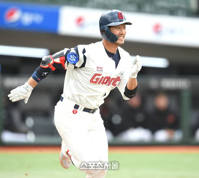 롯데 이학주가 26일 사직야구장에서 열린 KBO리그 시범경기 한화와 경기 5회말 번트를 댄 후 1루로 전력질주하고 있다.  2023. 3. 26. 사직 | 최승섭기자 thunder@sportsseoul.com