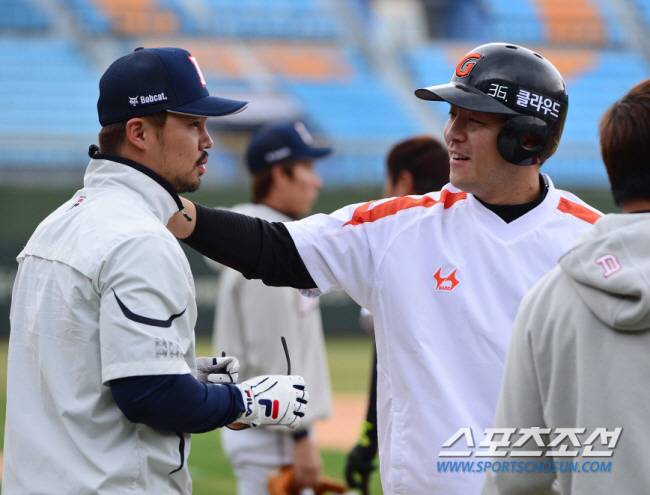 지난 2015년 4월3일 부산에서 열린 롯데-두산전에 앞서 강민호가 오재원과 이야기를 나누고 있다.

스포츠조선DB 2015.04.03.