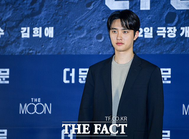 배우 도경수가 27일 오전 서울 용산구 CGV 용산아이파크몰에서 열린 영화 '더 문' 제작발표회에 참석해 포즈를 취하고 있다. /장윤석 인턴기자