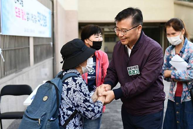 류경기 중랑구청장이 주민과 인사를 나누고 있는 모습