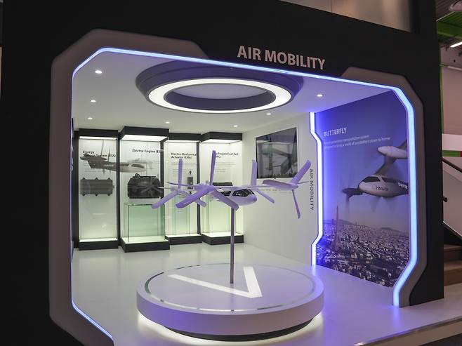 지난 19~25일(현지 시각) 프랑스 파리 르부르제 공항에서 열린 '파리 에어쇼'에서 공개된 한화시스템의 UAM 기체 '버터플라이(Butterfly)' 모형. 뒷편에 한화에어로스페이스의 ESS(에너지 저장 장치), 모터 등 전기추진체계가 함께 전시돼 있다. /한화시스템 제공