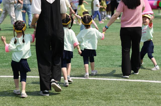 지난 13일 서울대학교 운동장에서 열린 '쌍둥이 플러스 홈커밍데이'에서 네쌍둥이 자매가 나란히 걸어가고 있다. 연합뉴스