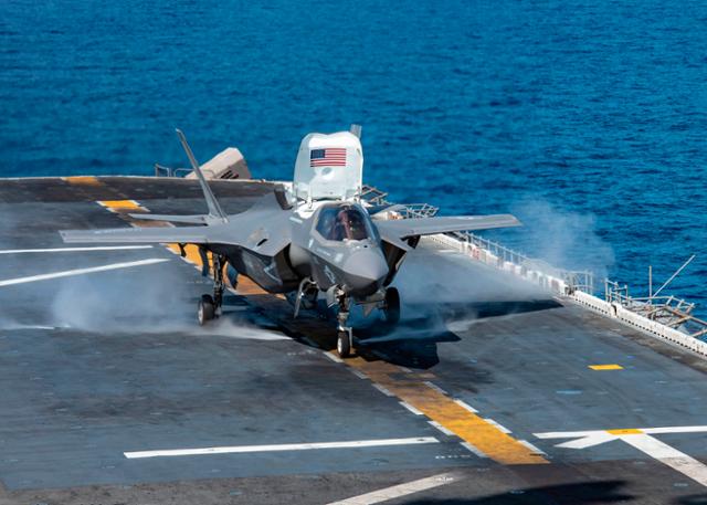 미 해군 에섹스 강습상륙함에 탑재된 최신예 전투기 F-35. AFP 연합뉴스