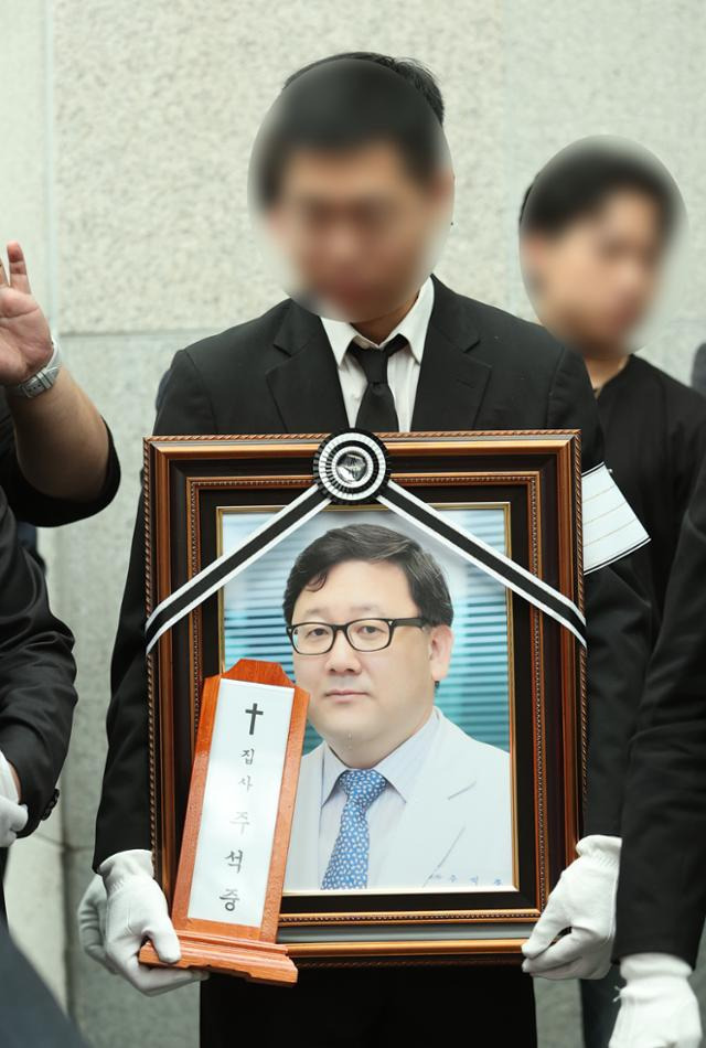 20일 오전 서울 송파구 서울아산병원 장례식장에서 고 주석중 아산병원 심장혈관흉부외과 교수의 발인이 엄수되고 있다. 연합뉴스