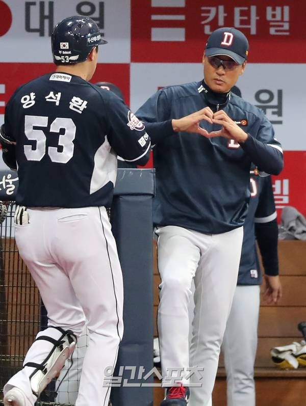 2023 KBO 프로야구 키움 히어로즈와 두산 베어스의 경기가 25일 오후 서울 고척스카이돔에서 열렸다. 5회초 무사 1루 양석환이 투런홈런을 치고 홈인하자 이승엽 감독이 맞이하고 있다. 고척=김민규 기자 mgkim1@edaily.co.kr /2023.06.25/