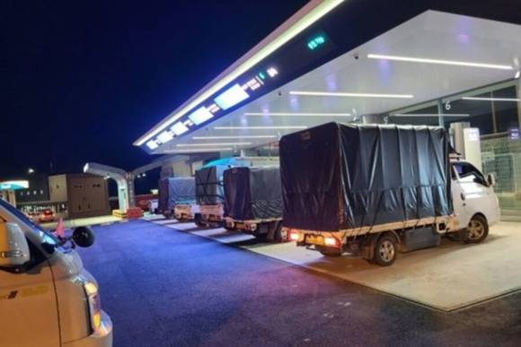 전기자동차 운전자들 사이에서 '고속도로를 이용할 때 전기트럭 때문에 충전에 애를 먹는다'는 불만이 줄을 잇고 있다. [사진=온라인 커뮤니티]