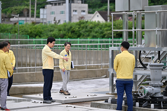 지난 26일 김광열 영덕군수(가운데)가 우수저류시설 점검에 나서고 있다. [사진=영덕군청]