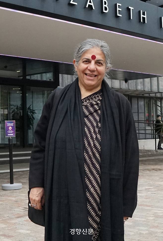 반다나 시바 박사(71)가 지난달 12일 런던 퀸 엘리자베스 2세 센터에서 기자와 인터뷰한 뒤 자세를 취하고 있다.  런던｜이창준 기자