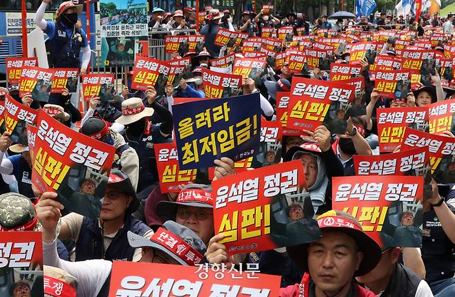 한국노동조합총연맹(한국노총) 간부들이 27일 서울 중구 세종대로에서 정부의 노동 탄압 중단과 최저임금 인상 촉구 결의대회를 하고 있다.