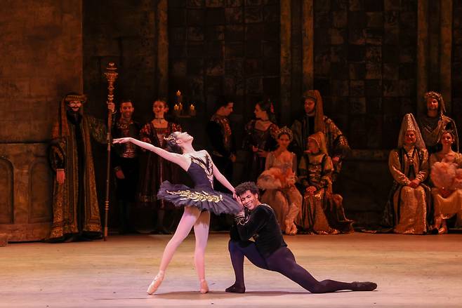 Lee Eun-won and Gian Carlo Perez Alvarez perform "Swan Lake." (Washington Ballet/IPAP)