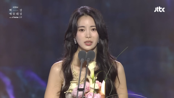 Lim Ji-yeon gives a speech after winning the Best Supporting Actress award at the 59th Baeksang Arts Awards' TV section last April in Incheon. [SCREEN CAPTURE]