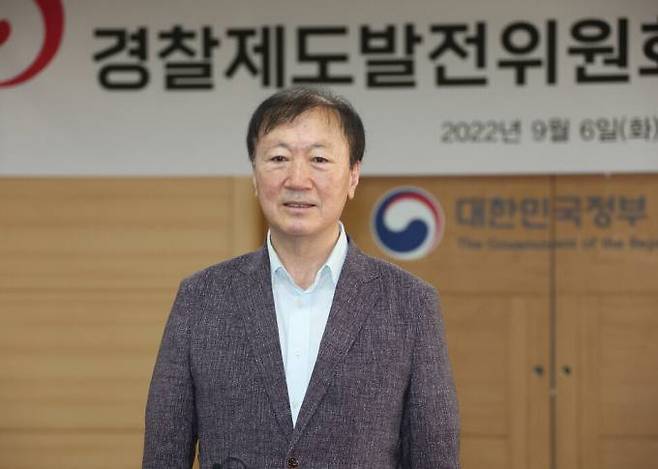 박인환 경찰제도발전위원회 위원장이 지난해 9월6일 정부서울청사에서 국무총리 소속 경찰제도발전위원회 1차 회의를 마치고 회의 결과 발표를 하고 있다.&nbsp; &nbsp;연합뉴스