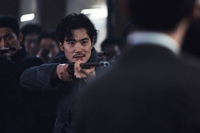 영화 '귀공자'에서 광기에 휘말린 한이사 역할을 맡은 배우 김강우의 모습 (사진제공=NEW)