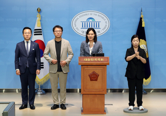 2차 회의 결과 브리핑하는 김은경혁신위 대변인 김남희(왼쪽 세 번째) 더불어민주당 ‘김은경혁신위원회’ 대변인이 지난 23일 국회 소통관에서 혁신위 2차 회의 결과를 브리핑하고 있다. 연합뉴스