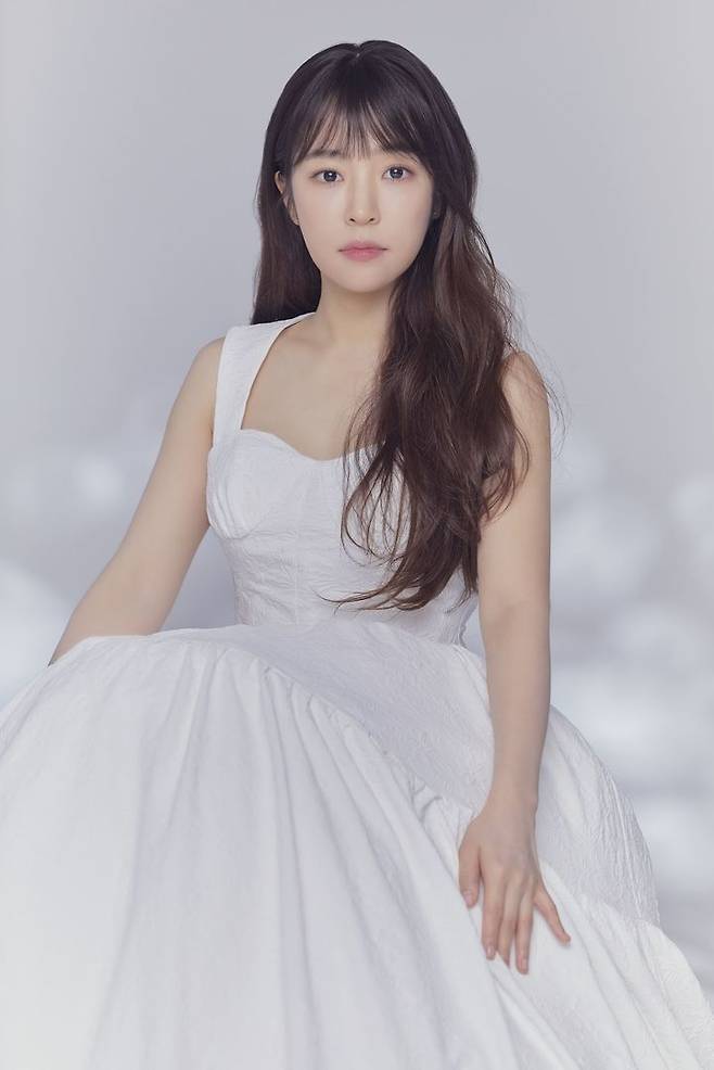 = Singer Hongja exuded a palette of charm.On the 27th, Hongja unveiled a colorful charm picture through his agency Mystic Story.Hongja in the picture is wearing a white dress shirt with a mischievous smile and a delightful charm. Hongja also wears a blue suit dress and boasts a sophisticated charm.Hongja, dressed in two colors of white and purple, showed a pure and colorful visual. She also showed the graceful aspect of the goddess of trot by digging a simple hanbok.Hongja gained popularity in 2019 by appearing on TV Chosuns Tomorrow is Miss. Trot. Since then, she has been active in various entertainment shows such as SBSs The Girls Who Hit the Goal and TV Chosuns Tuesday is Good at Night.In addition, Hongja donated 201 blood donations to Gachon University Gil Hospital along with the fan club Hongja Era on the 7th.