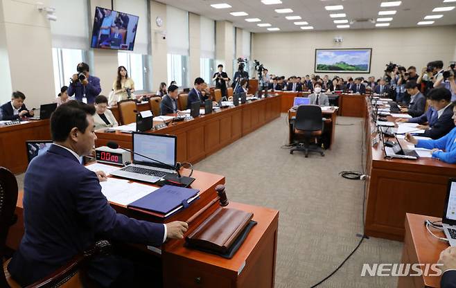 [서울=뉴시스] 고범준 기자 = 박정 국회 환경노동위원회 위원장이 27일 오후 서울 여의도 국회에서 열린 환경노동위원회 전체회의에서 의사봉을 두드리고 있다. 2023.06.27. bjko@newsis.com