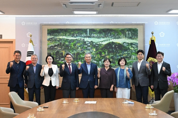 ‘전국 공항소음 대책 특별위원회 제1차 회의’를 개최한 우형찬 서울시의회 부의장(오른쪽 첫 번째)