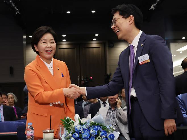 양향자 한국의희망 창당준비위원장이 26일 서울 여의도에서 열린 한국의희망 창당발기인대회에서 참석자들과 인사하고 있다. ⓒ연합뉴스