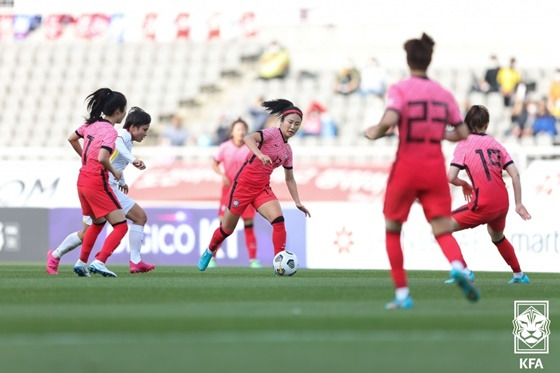 대표팀 경기에 집중하는 이영주(가운데). /사진=대한축구협회 제공