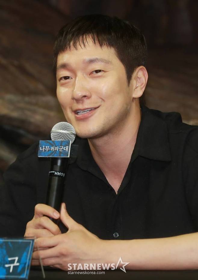 배우 손석구가 27일 오후 서울 강서구 LG아트센터에서 진행된 연극 '나무 위의 군대' 기자간담회에 참석해 질문에 답하고 있다. '나무 위의 군대'는 1945년 그들의 '대동아전쟁', 제2차 세계대전에 참전한 일본 제국군인의 이야기다. /2023.06.27 /사진=이동훈 기자 photoguy@