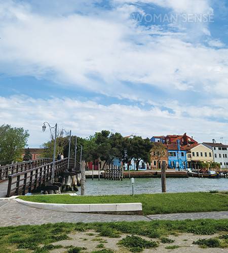 포도밭을 따라 걷다가 다리 하나만 건너면 부라노섬과 연결돼 식사 후 산책하기 좋다.