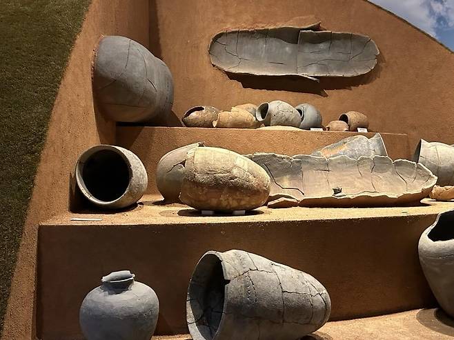 다양한 독널      (나주=연합뉴스) 김예나 기자 = 지난 4월 방문한 국립나주박물관의 상설전시실 모습. 다양한 독널이 전시돼 있다. 2023.6.27
    yes@yna.co.kr