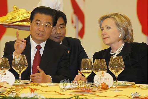 후진타오 중국 국가주석과 힐러리 클린턴 미 국무장관  Chinese President Hu Jintao (L) talks with U.S. Secretary of State Hillary Clinton during an official welcoming dinner in the Great Hall of the People in Beijing, Chjina, 17 November 2009.  EPA/DAVID GRAY / POOL