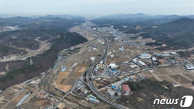 경기도는 올해 용인·화성 2개 시에 산업단지 외 공업지역 물량 49만3000㎡를 배정했다. 사진은 시스템반도체 클러스터터 국가첨단산업단지 예정지인 용인특례시 처인구 이동읍과 남사읍 일대 전경.(용인시 제공)(사진은 기사 내용과 무관함) / 뉴스1 ⓒ News1