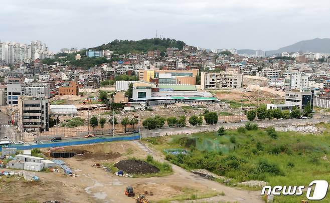 지난 18일 서울 성북구 한 아파트에서 바라본 사랑제일교회 주변의 장위10재개발주택지역의 모습. 2021.8.30/뉴스1 ⓒ News1 김진환 기자