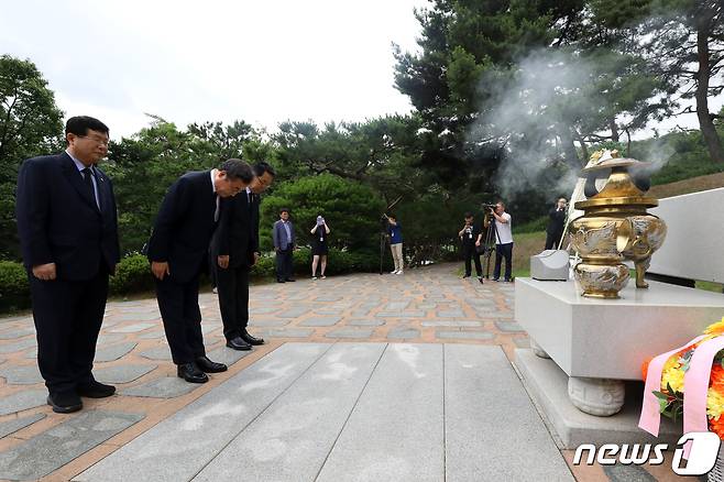 이낙연 전 더불어민주당 대표가 28일 오전 서울 동작구 국립현충원 김대중 전 대통령 묘역에서 참배하고 있다. 2023.6.28/뉴스1 ⓒ News1 황기선 기자