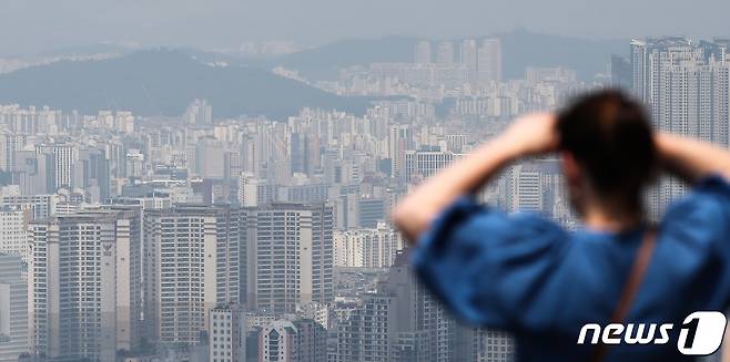 사진은 서울 남산타워에서 바라본 아파트 단지. 2023.6.15/뉴스1 ⓒ News1 김민지 기자