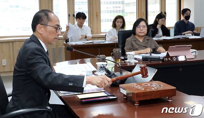 고학수 개인정보보호위원회 위원장이 28일 오전 서울 종로구 세종대로 정부서울청사에서 열린 전체회의에서 의사봉을 두드리고 있다. 2023.6.28/뉴스1 ⓒ News1 김명섭 기자