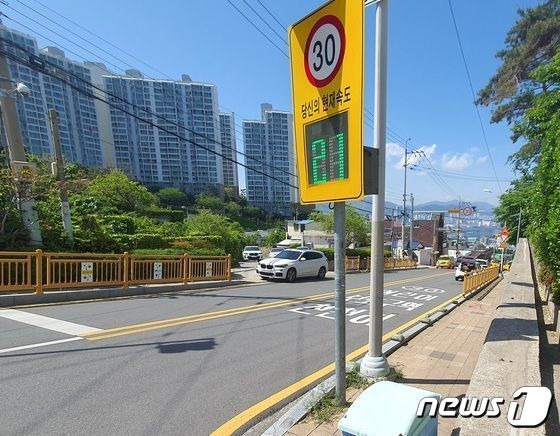 지난 4월28일 오후 부산 영도구 청학동 한 어린이보호구역 인도 펜스(오른쪽)가 파손돼 모래 주머니가 설치돼 있다. ⓒ 뉴스1