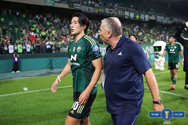 전북 현대의 조규성(왼쪽)과 페트레스쿠 감독(대한축구협회 제공)